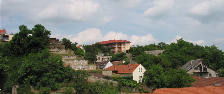 Už při příjezdu do města DPSka dominuje jako Hradčany. Thubnail