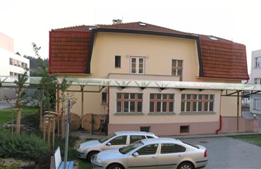 Pohled na Vilu, v době, kdy bylo uvažováno o éterickém zastřešení suché cesty mezi hlavní budovou a DVANem. Vila se zde totiž musí obcházet. Thubnail