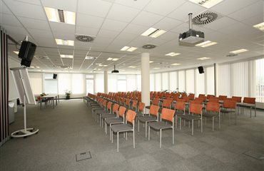 Horní sál je velmi efektní. Má horní osvětlení přes světlík a oblou čelní stěnu s výše uvedeným výhledem. Thubnail