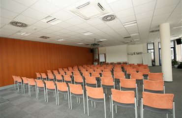 Na této fotce je vidět protihluková transformační stěna, která může sál rozdělit na dva. Thubnail