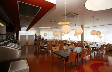 Interiér restaurace. Konečný vzhled byl pro odlišení od mého technokratického šedo-modrého smýšlení, zadán ženě. Její ruka je na interiéru velmi dobře znát a působí teple a příjemně . To světlé kolo na stropě, je skutečně denní světlo. Thubnail