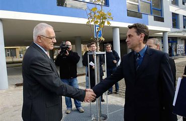 Prezident si právě potřásá rukou s Mirkem Hofmanem, jedním ze spolumajitelů 2N telekomunikace. Thubnail