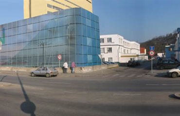 Další vlnou stavebního nadšení byla zástavba parkoviště před hlavní budovou.
Tato myšlenka byla velmi realistická a mrzí mne, že se některá z variant nerealizovala. Thubnail