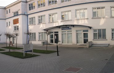 Další a jistě ne poslední kampaní bylo zkrášlování již stojících budov. Na obrázku je vidět stav po přístavbě vrchního patra hlavní budovy. Všimněte si smutných stromků na holém trávníčku. Thubnail