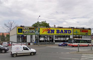 Pohled z ulice. Byla by to bomba na známém místě. Prakticky všichni jezdí kolem. Thubnail