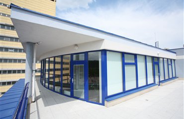 Efektní foto od profesionála. Terasy na šestém podlaží jsou pro kuřáky při konferencích jedinou záchranou. Thubnail